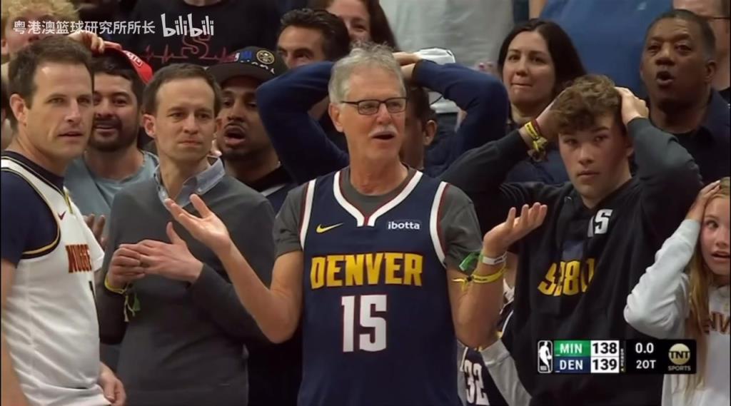 導(dǎo)火索？回顧此前掘金對(duì)陣森林狼，威少送出三分犯規(guī)后的眾生相！