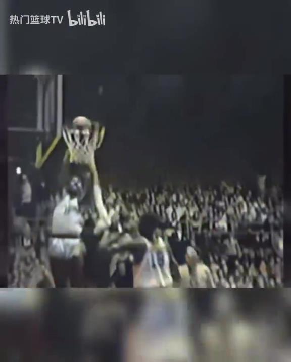 這是怪物嗎？張伯倫高中時(shí)期是怎么打球的？校園里的明星！