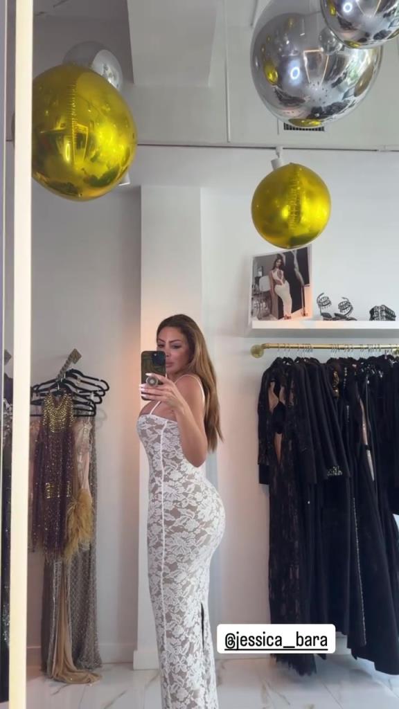 徐娘半老！皮蓬前妻穿吊帶裙自拍，這身材也太炸裂了！