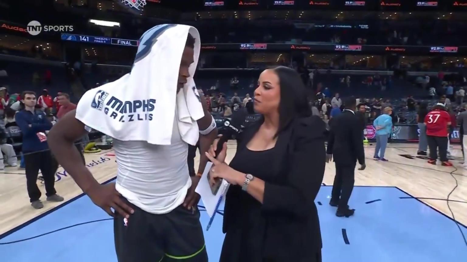 華子賽后接受一位豐滿(mǎn)女記者的采訪(fǎng)！