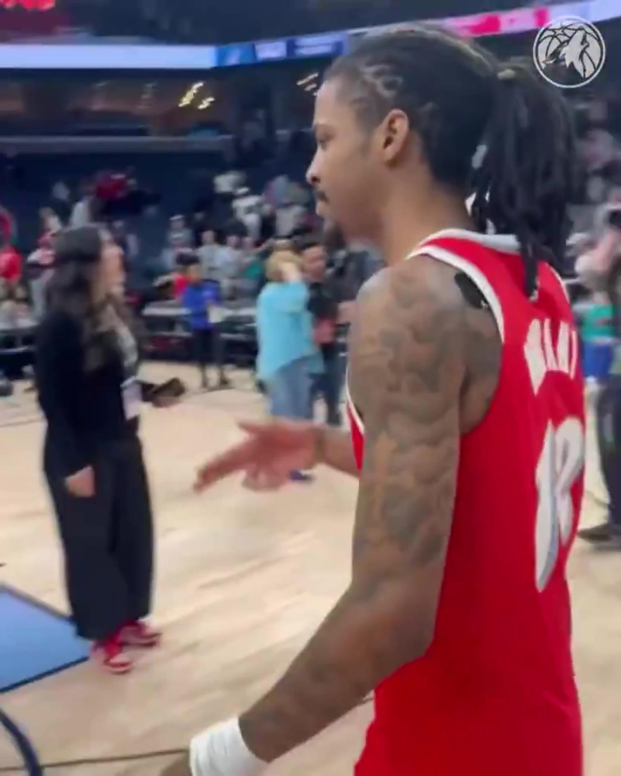 笑死！莫蘭特賽后與華子握手，竟然也是比出“手槍”的手勢(shì)