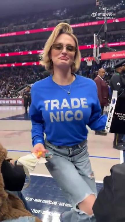 主場(chǎng)不準(zhǔn)球迷打印“解雇Nico”標(biāo)語(yǔ)，女球迷就出此下策