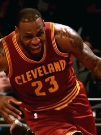 老詹這恐怖的大體格，完美詮釋什么叫“人型坦克”！