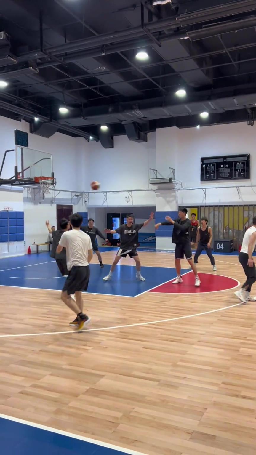 對手回家后：老婆，我今天在野球場匹配到巔峰馬刺隊了！