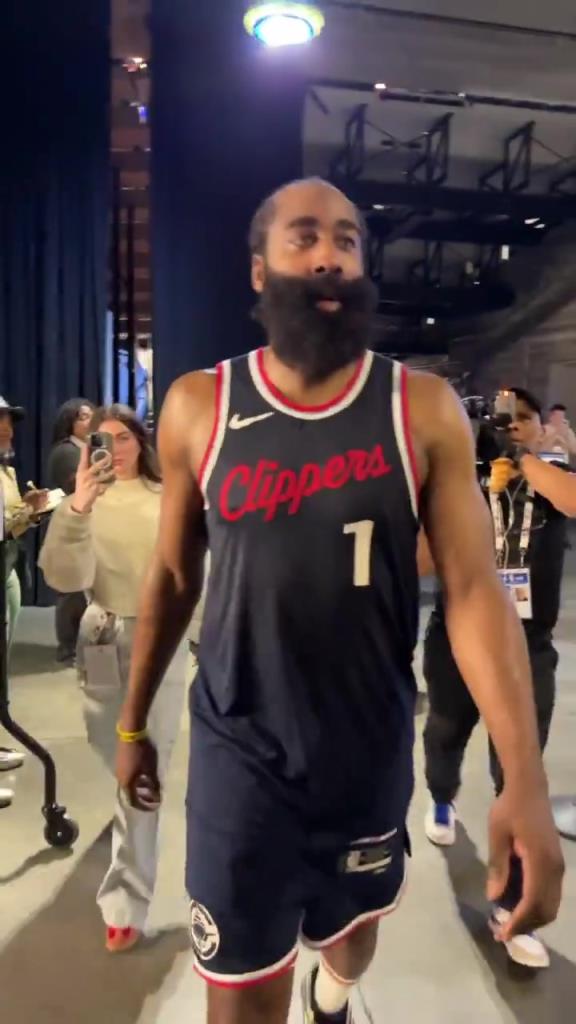 爆砍39分！哈登賽后走入球員通道氣喘吁吁：今天是場艱苦的戰(zhàn)斗