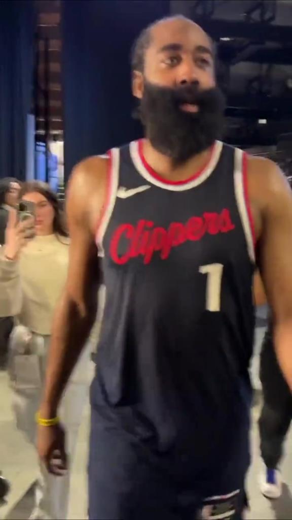 贏了！哈登賽后走回更衣室在球員通道和工作人員一一擊掌慶祝