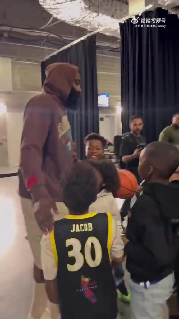 哈登賽后對小朋友：聽你們家長的話，總有一天你們也會打進NBA