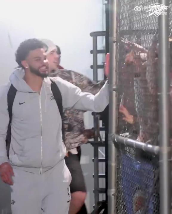 68勝歷史第五傲人戰(zhàn)績！雷霆全員回到OKC，當(dāng)?shù)厍蛎詿崆榻訖C