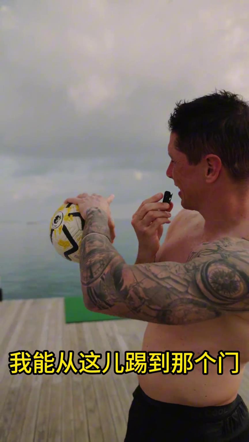 當(dāng)年多少人的偶像！托雷斯挑戰(zhàn)赤腳進(jìn)球