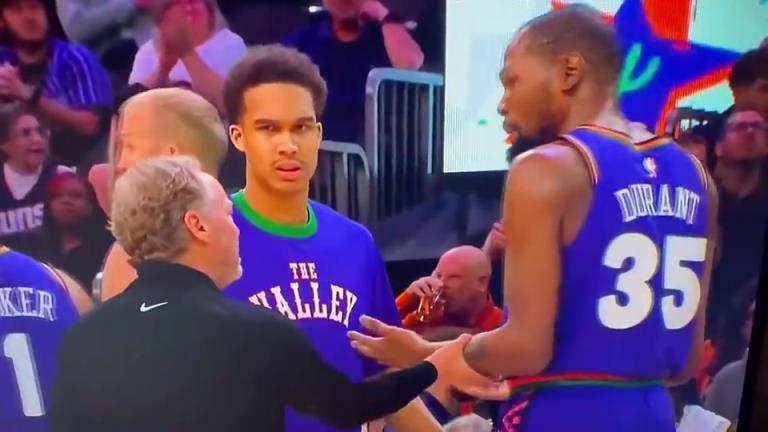 下課導(dǎo)火索？主帥布登此前抓住KD手臂要說什么，被一把甩開！