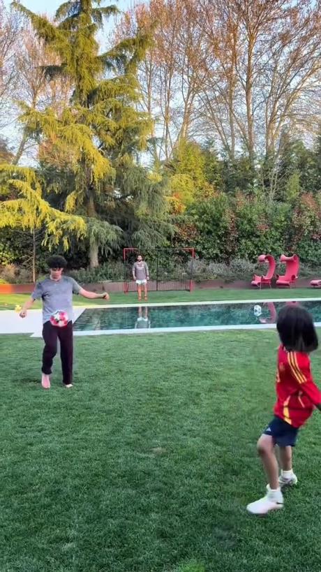 馬塞洛和兒子隔水相傳！大兒子腳法有點(diǎn)東西的！