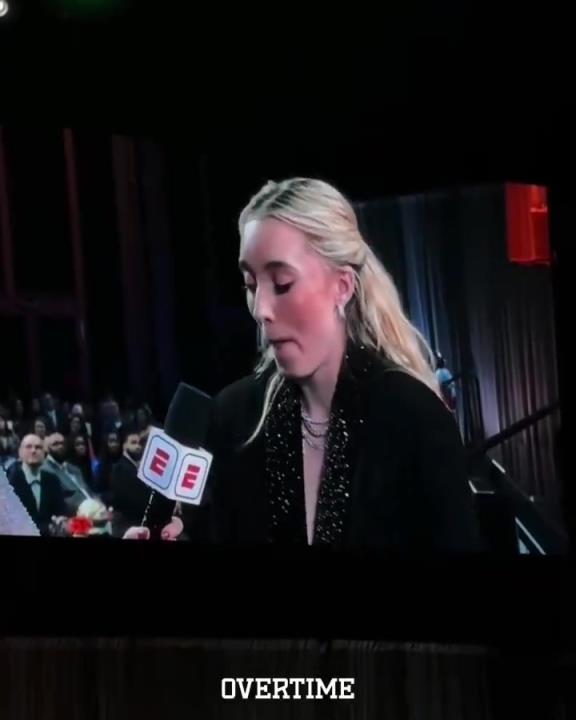 妝都快哭花了佩奇當選WNBA狀元后接受采訪激動落淚