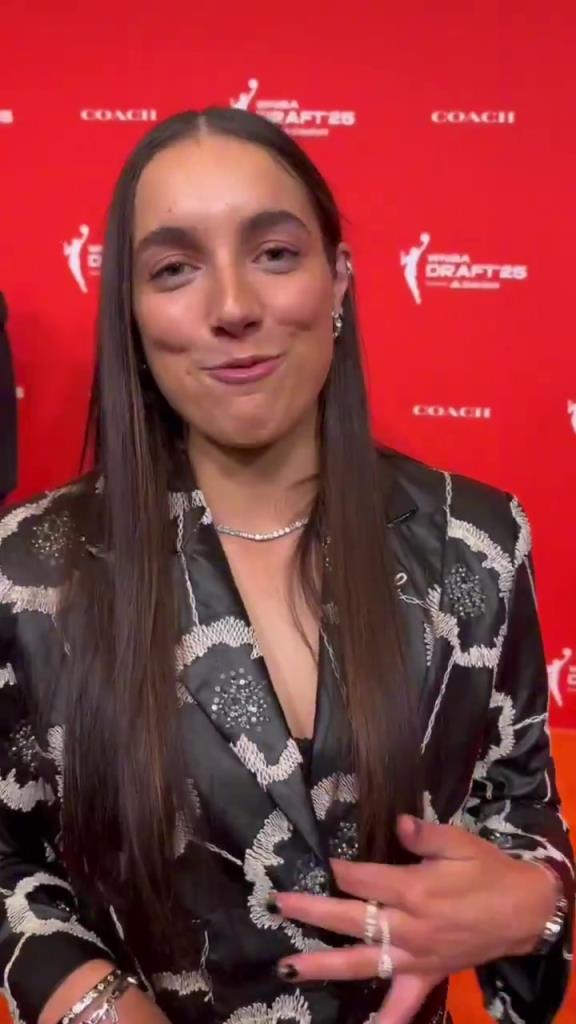 少爺真全能?。⊥龠€幫WNBA新秀妹子們設計今晚的服裝