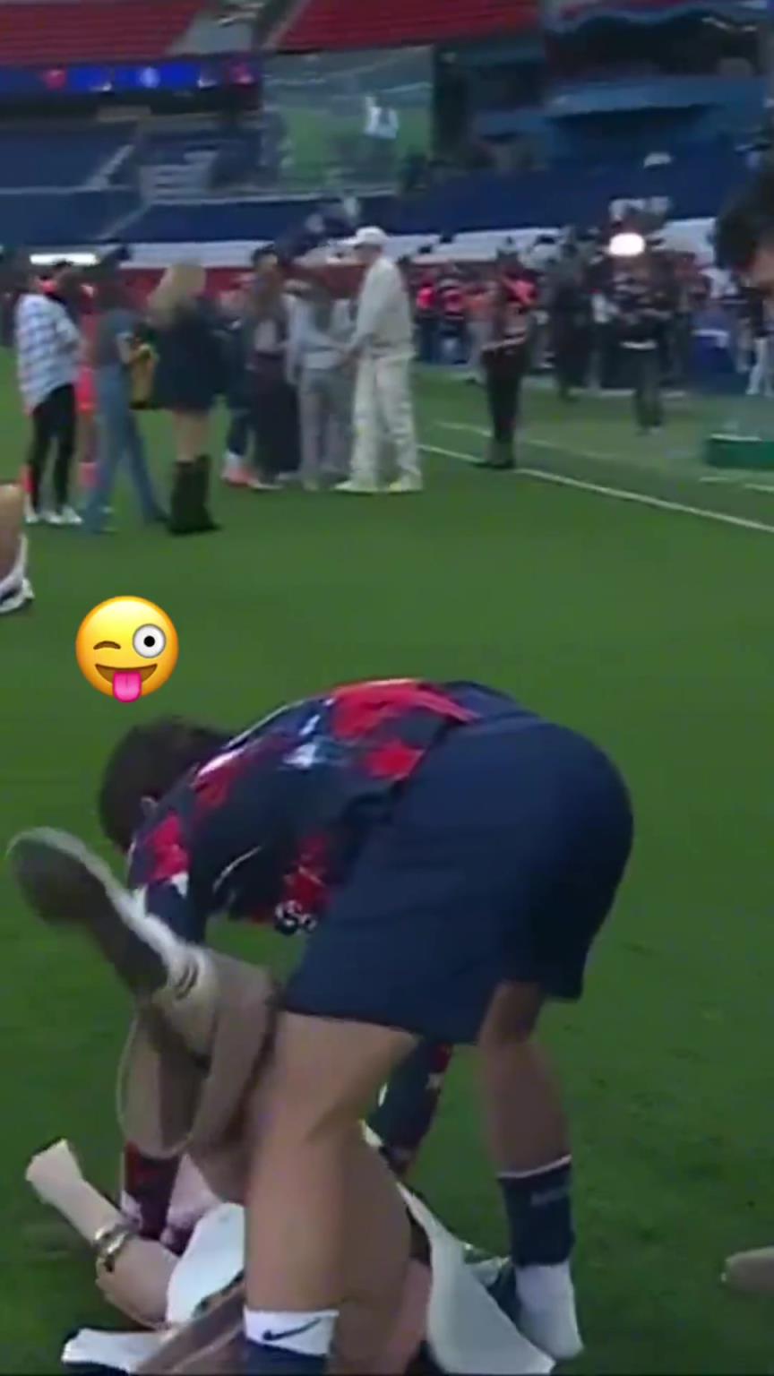 玩這么花！？內(nèi)維斯在家人面前把自己女友按倒在地