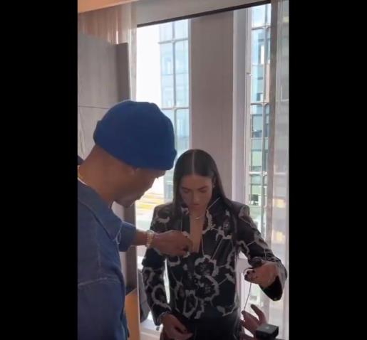 威嫂看到要打人的！威少上手幫WNBA妹子整理胸前的衣服