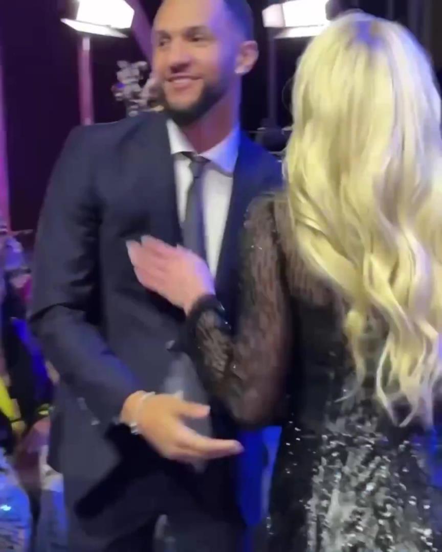 身材姣好！薩格斯的女友海莉被芝加哥天空選中！兩人接吻慶祝