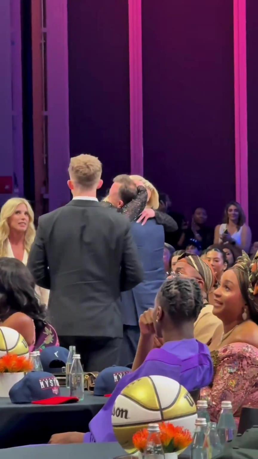 吧友們想看的正臉來(lái)了！薩格斯的女友海莉被選中后感覺(jué)快哭了