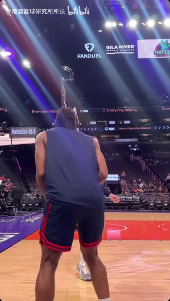 機(jī)器人級別的靜態(tài)身體！近距離看小卡的賽前熱身！