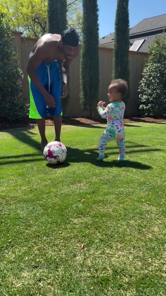 足球要從娃娃抓起！SGA帶娃踢足球，小孩摔倒時鼓掌“嘲笑”！